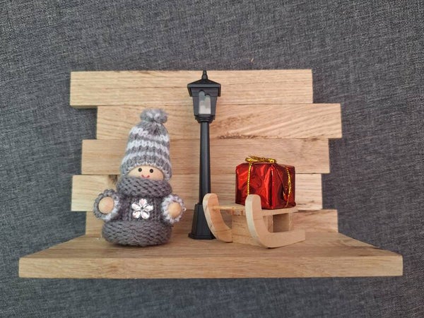 Aufsteller mit Wichtel, Schlitten und Laterne