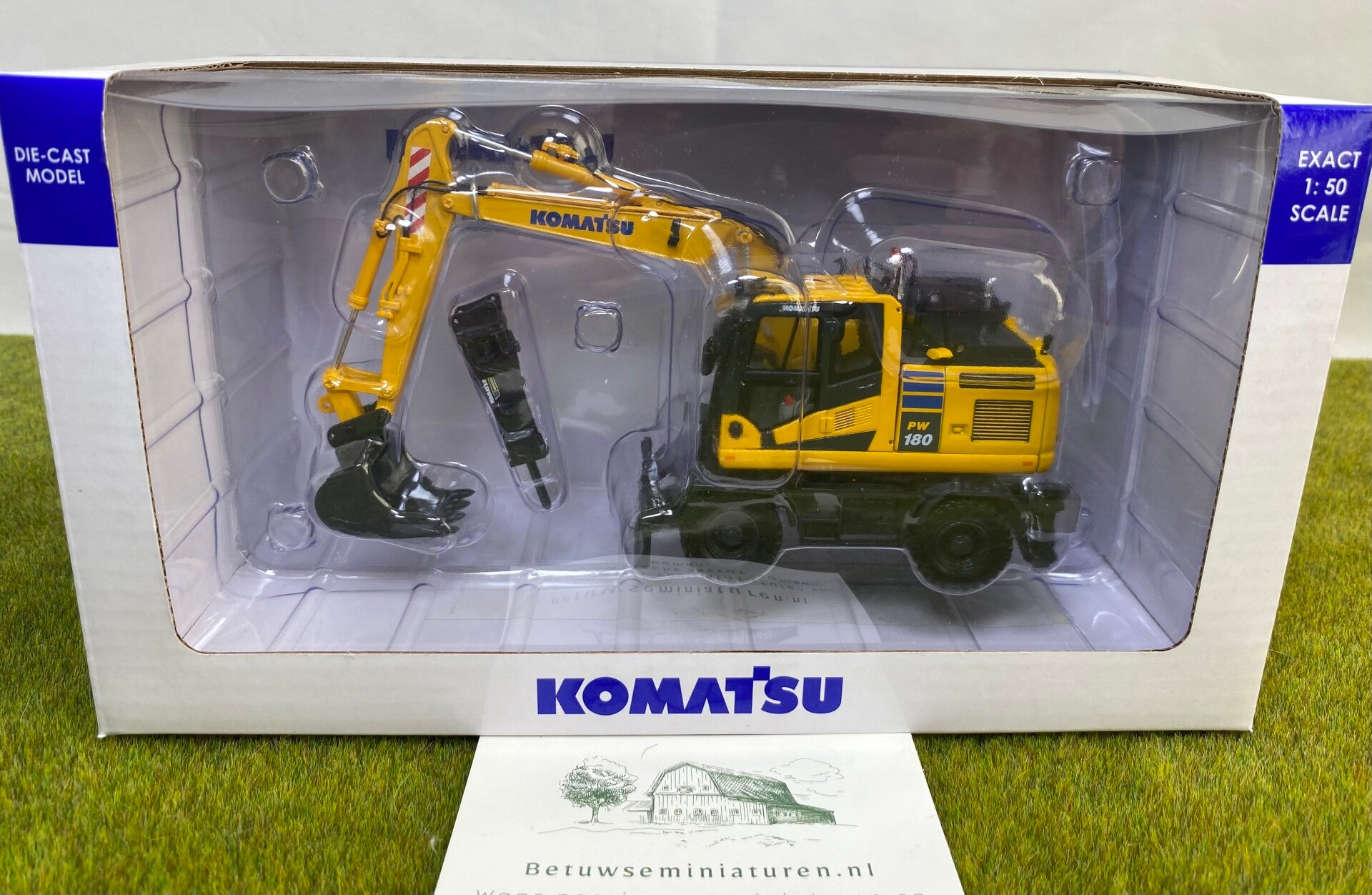 Komatsu PW148-11 met standaard bak en hydraulische breekhamer