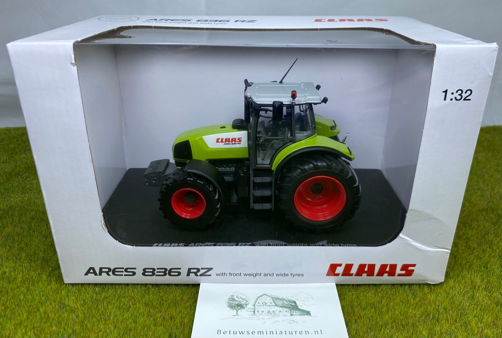 Claas Ares 836RZ met brede banden en frontgewicht