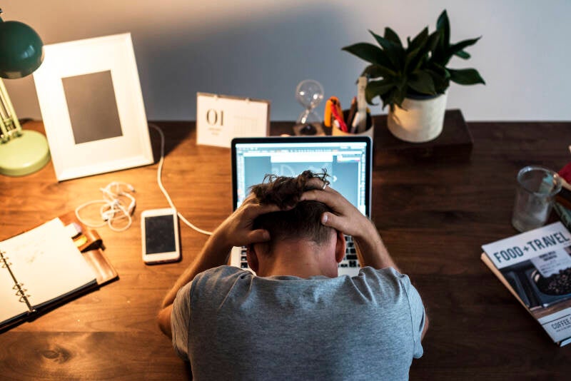 Personne fatiguée au travail pouvant évoquer un stress prolongé ou un burn-out