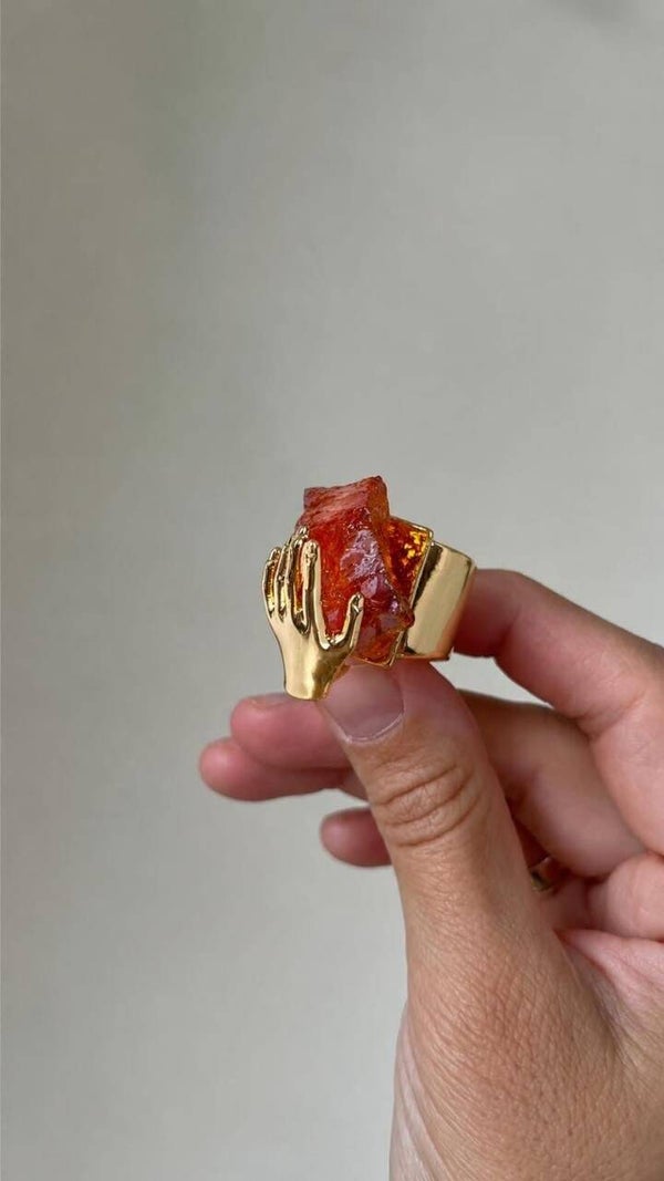 Anillo Cuarzo y mano