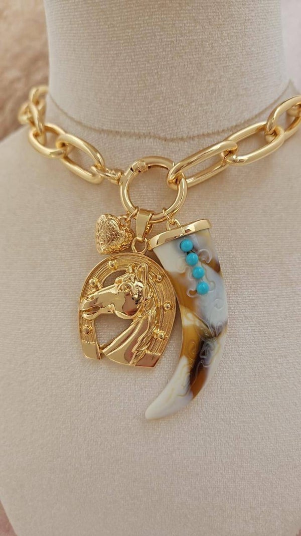 Collar caballo y cuerno