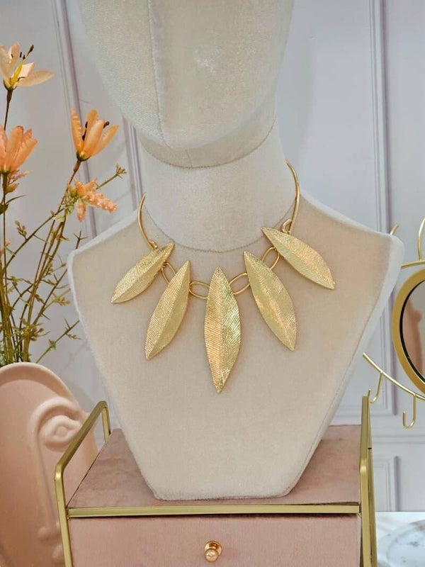 Collar de hojas
