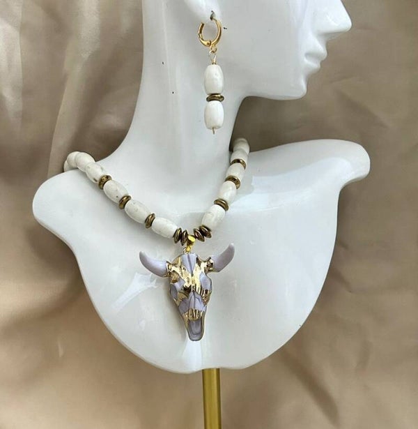 Collar toro piedra blanca