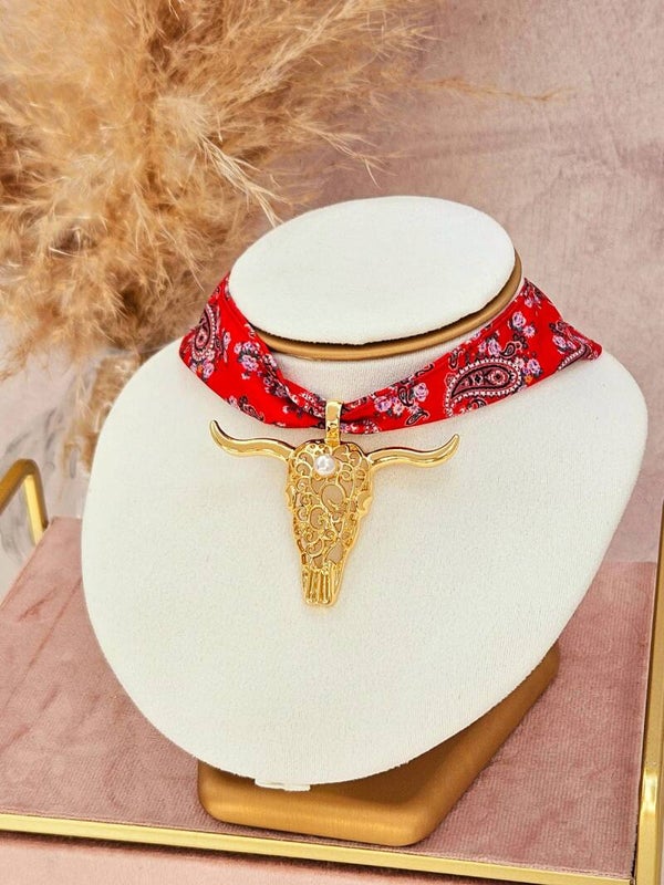 Collar pañoleta toro
