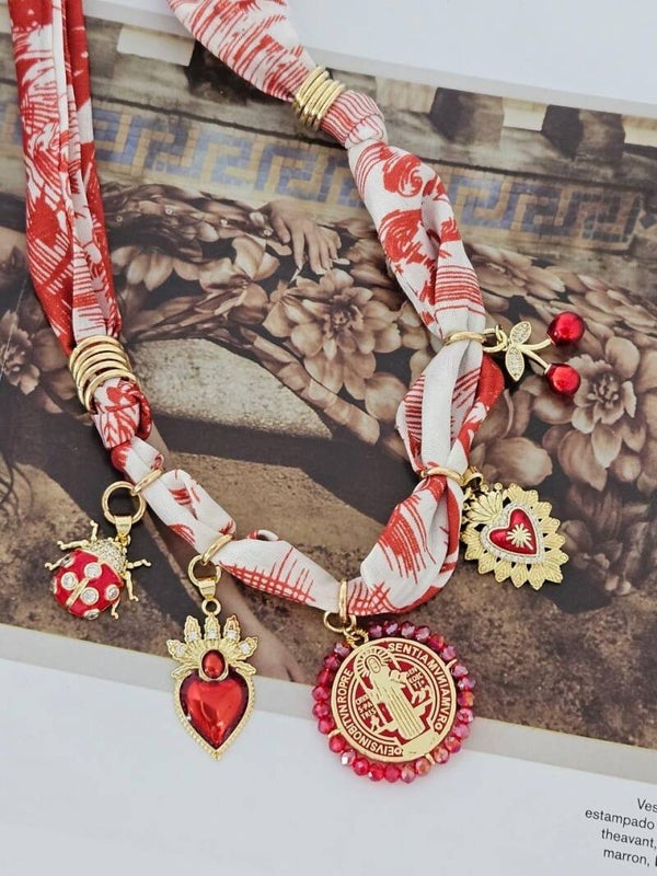 Collar pañoleta y milagritos