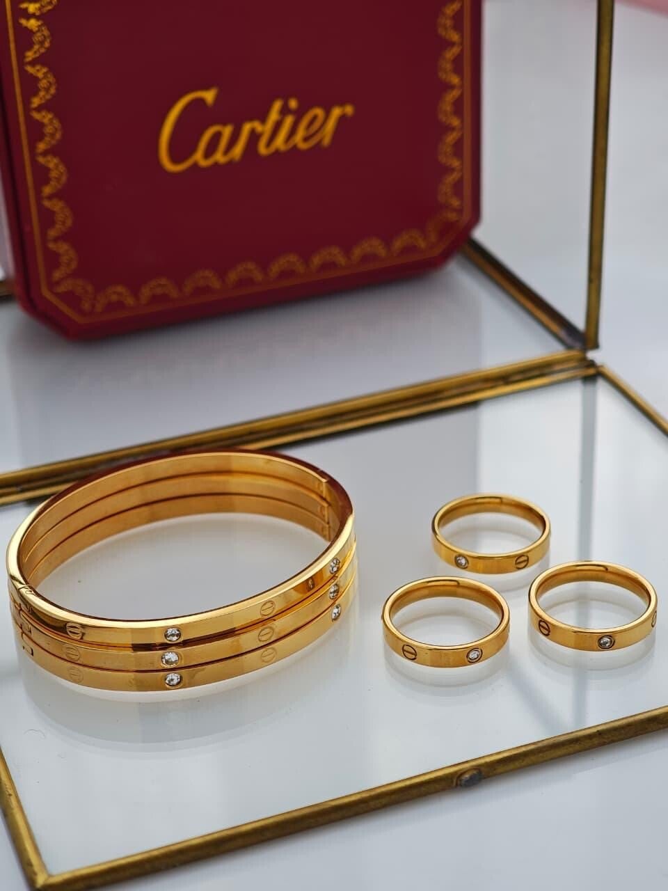 Brazalete cartier dorado piedra