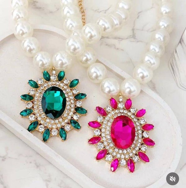 COLLAR MAXI PERLAS Y MEDALLON