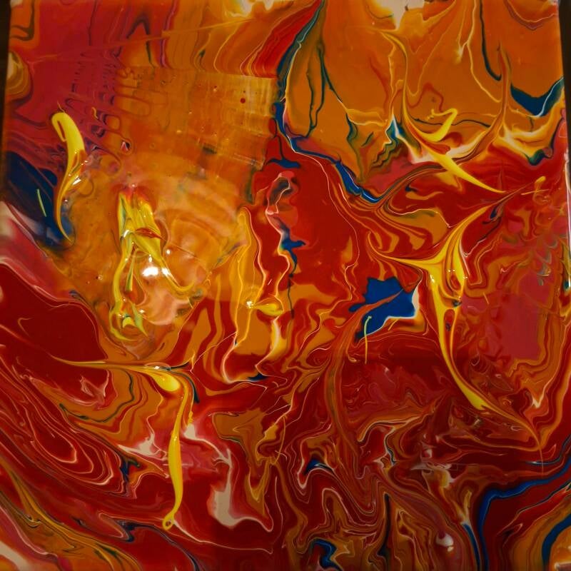 Kleurrijk acryl pouring schilderij tijdens workshop bij THILS in Lichtenvoorde