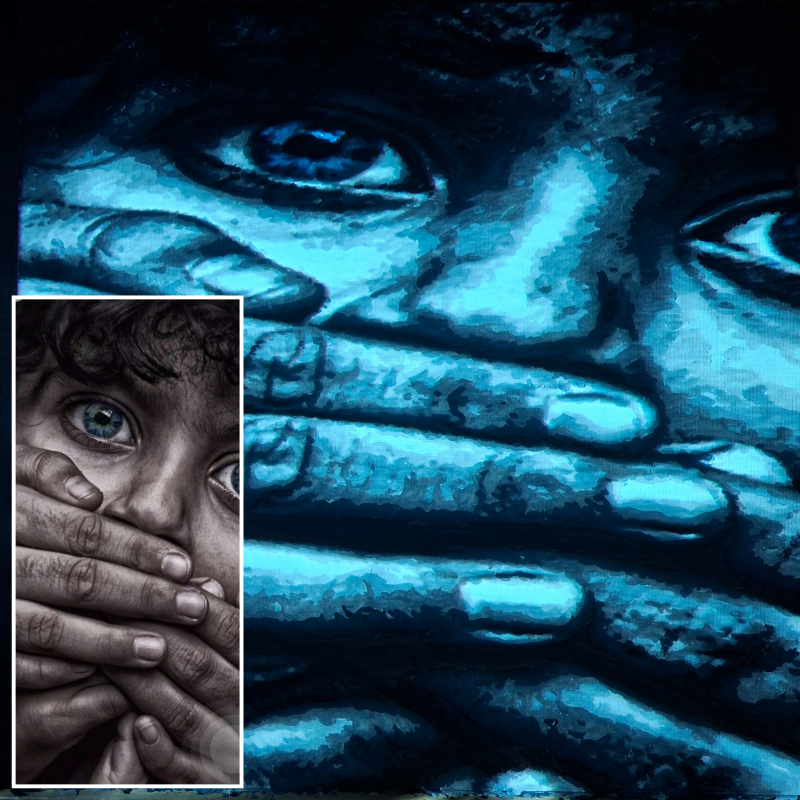 Artistiek blauw portret met handen voor het gezicht en de originele foto linksonder