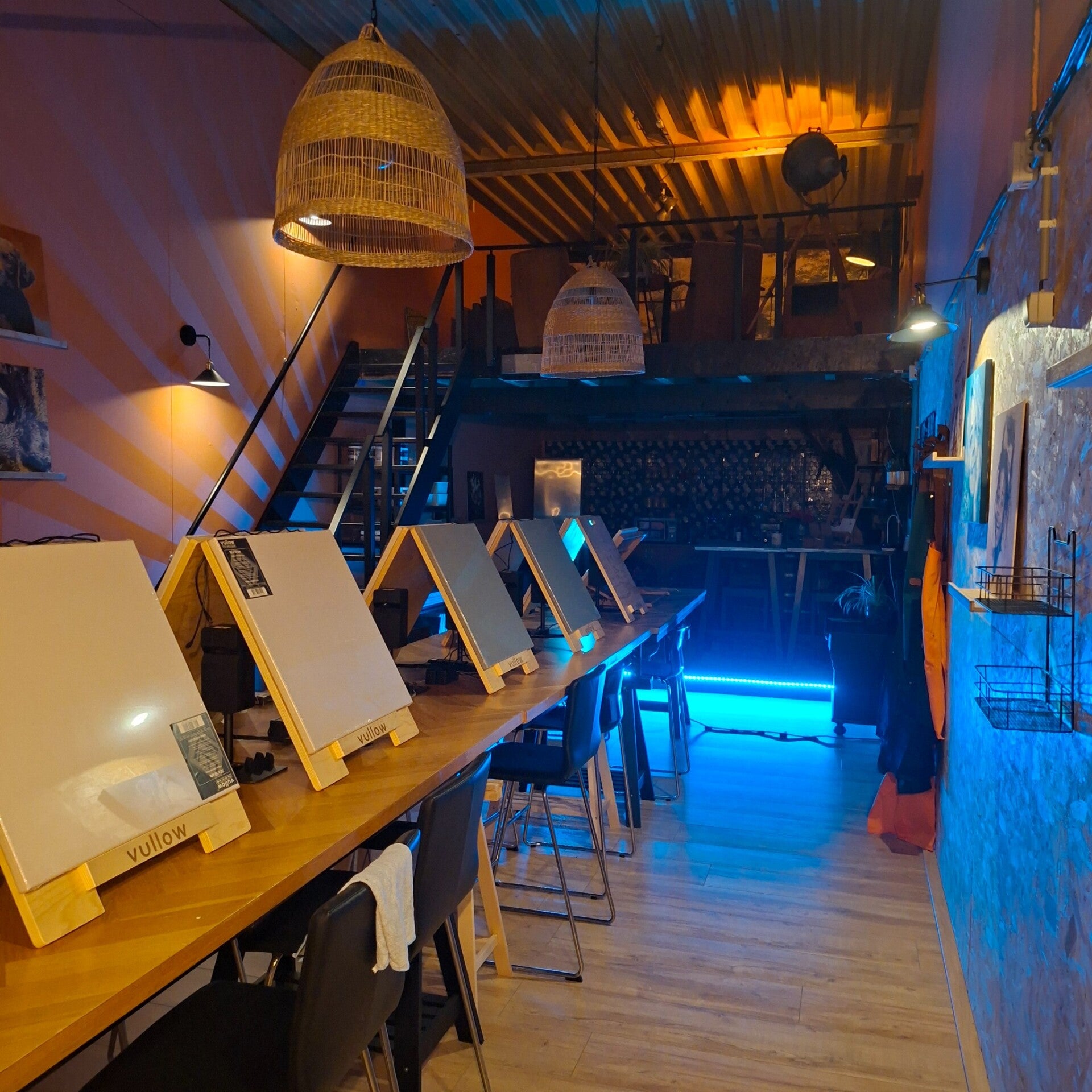 Werkplekken met schildersezels en projectie bij THILS in Lichtenvoorde