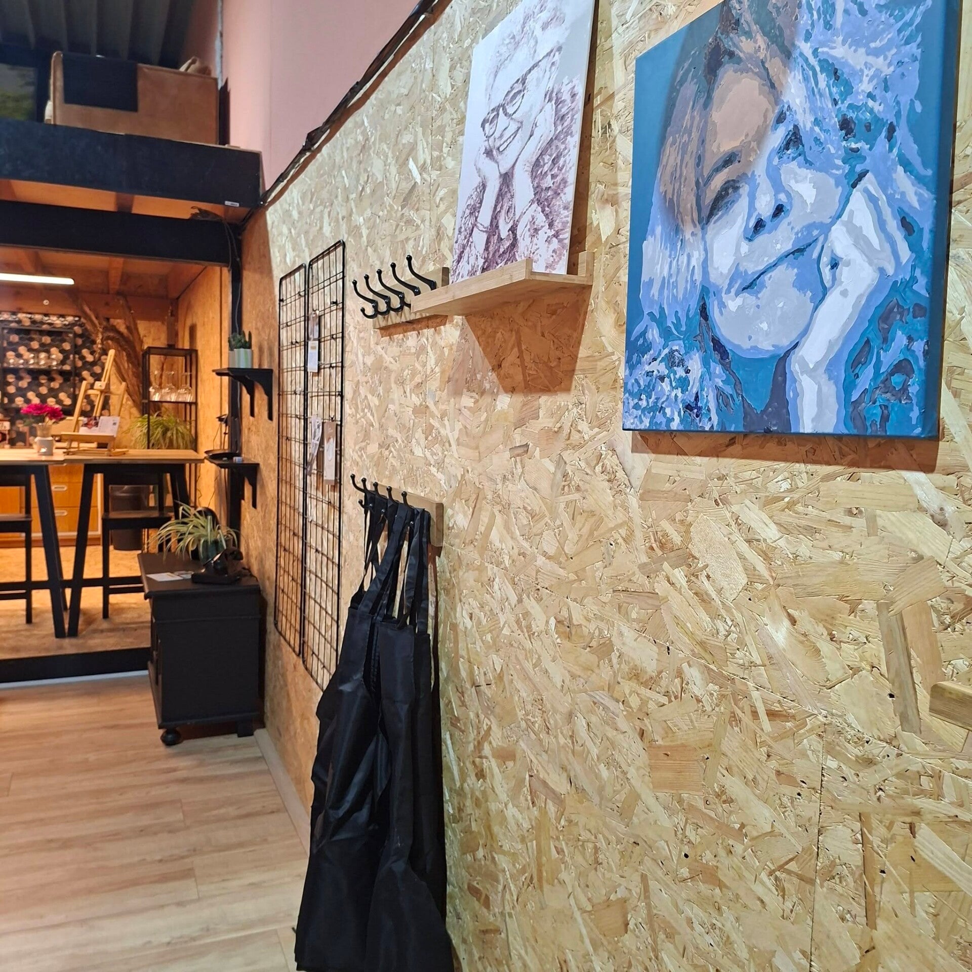 Wand met persoonlijke schilderijen in het creatieve atelier in Lichtenvoorde