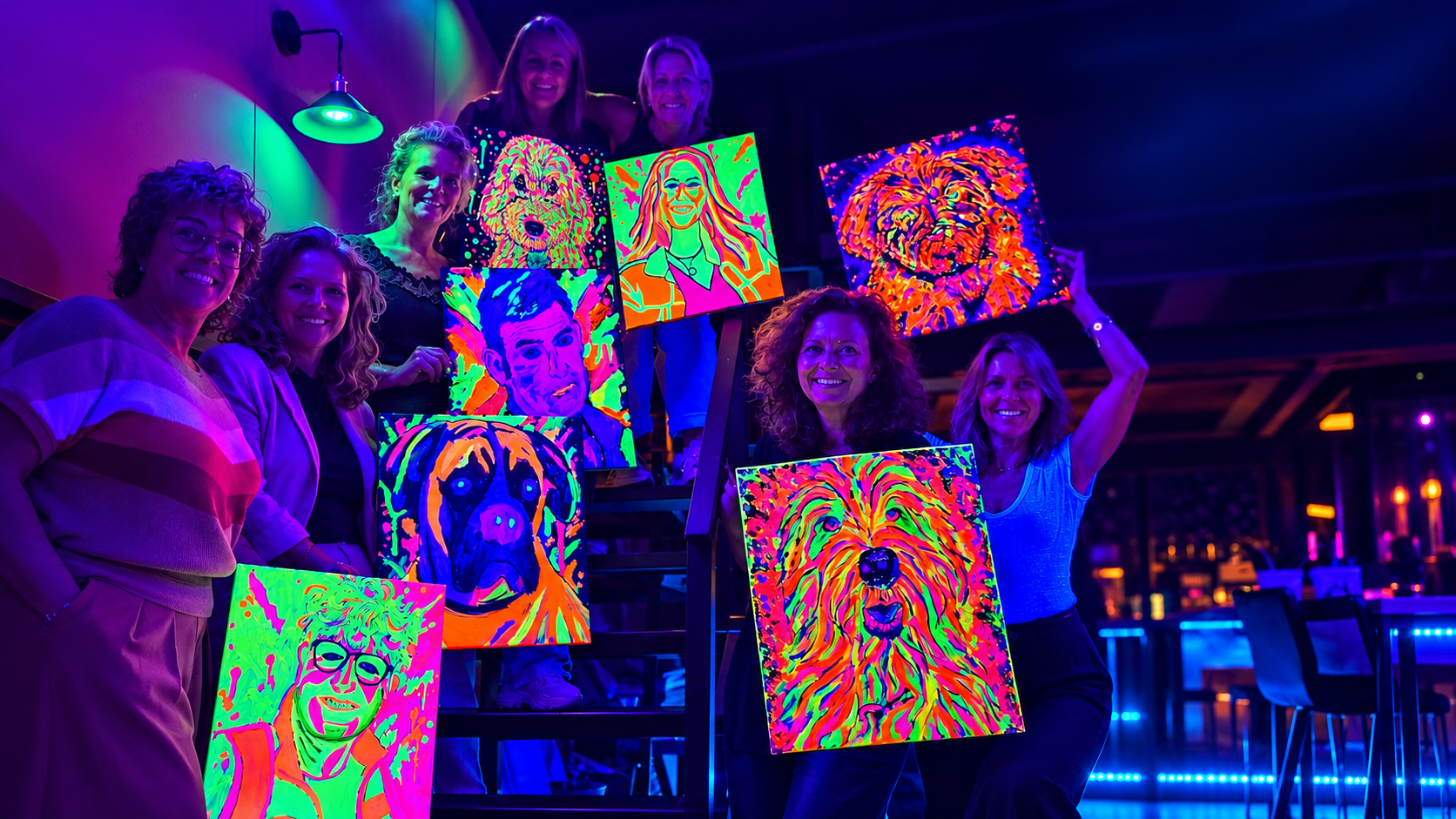 Groep deelnemers met persoonlijke schilderijen tijdens een creatief relatie-event bij THILS in Lichtenvoorde.