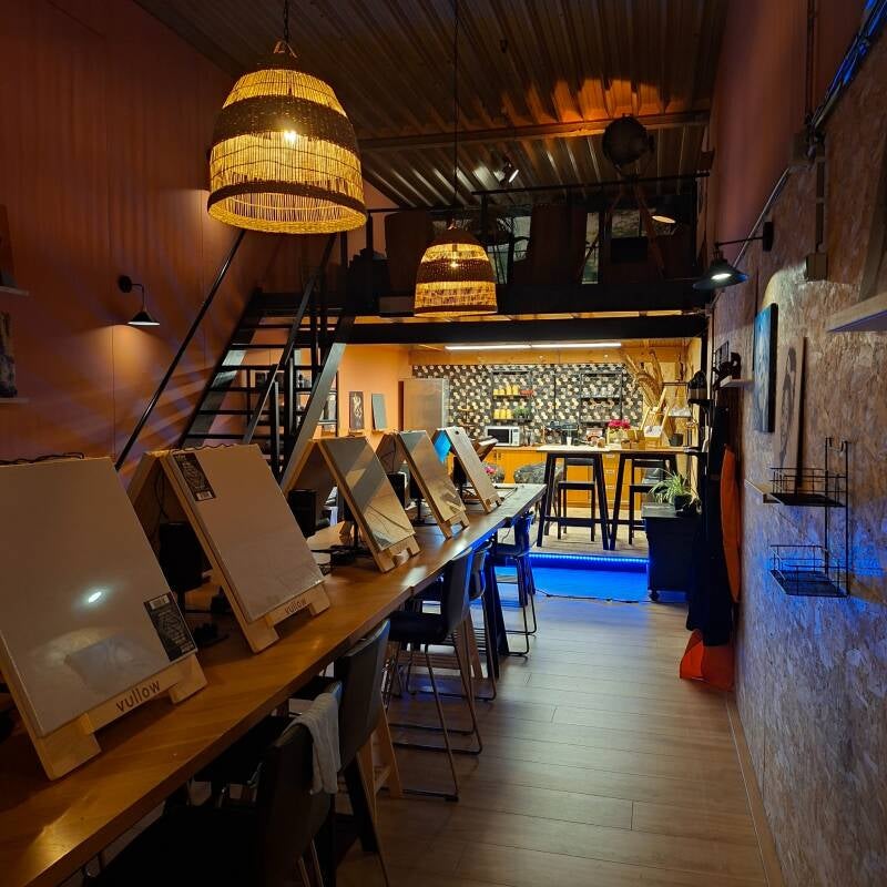 Creatieve workshoplocatie van THILS in Lichtenvoorde met werktafels, schildersezels en projectieplekken