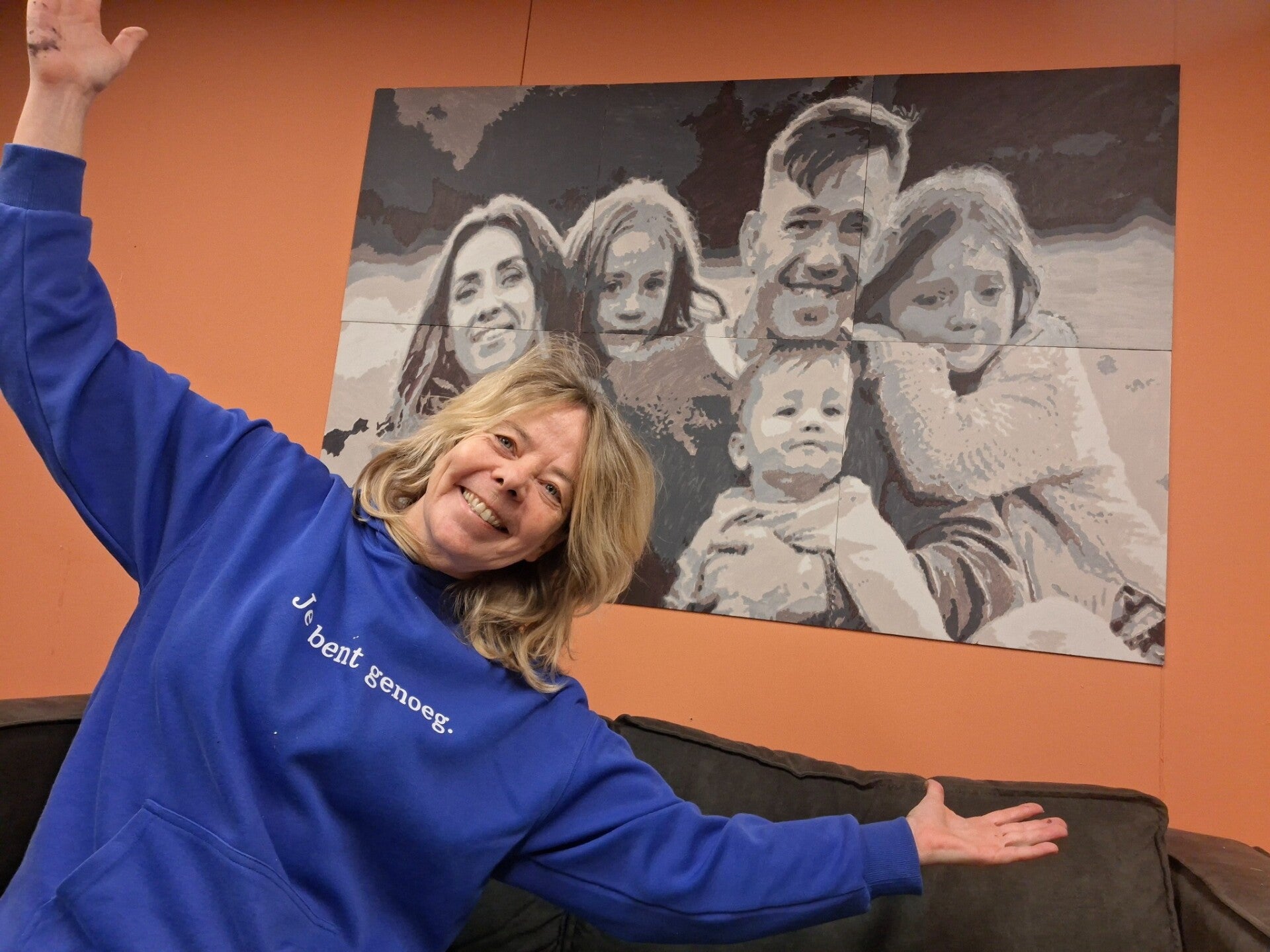 Thil presenteert het complete familieportret van vijf personen, opgebouwd uit zes panelen aan de muur.
