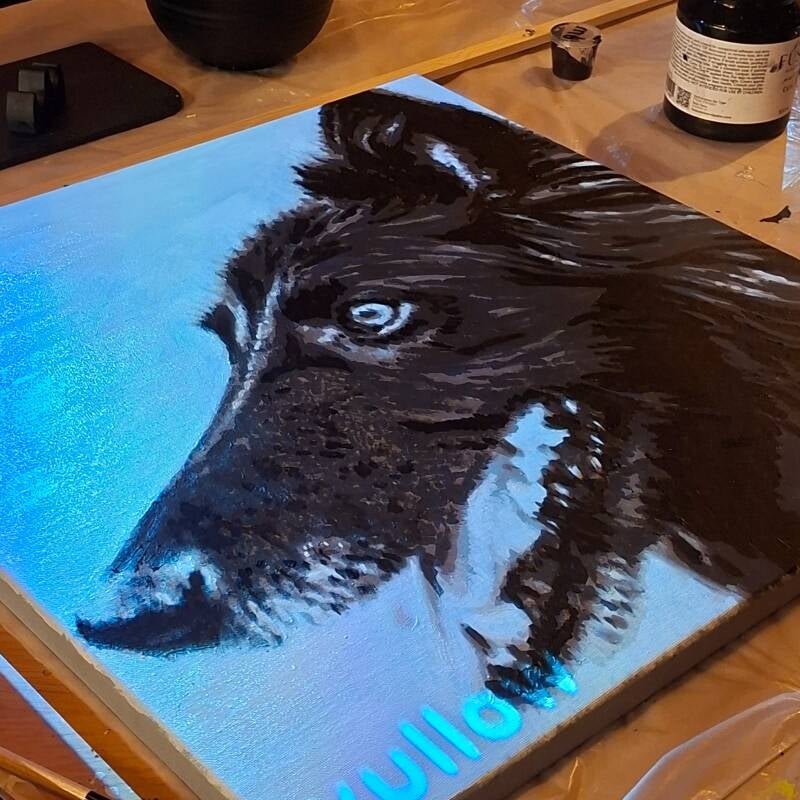 Geschilderd portret van een zwarte hond op canvas, gemaakt met de VULLOW-techniek tijdens een schilderworkshop bij THILS in Lichtenvoorde.