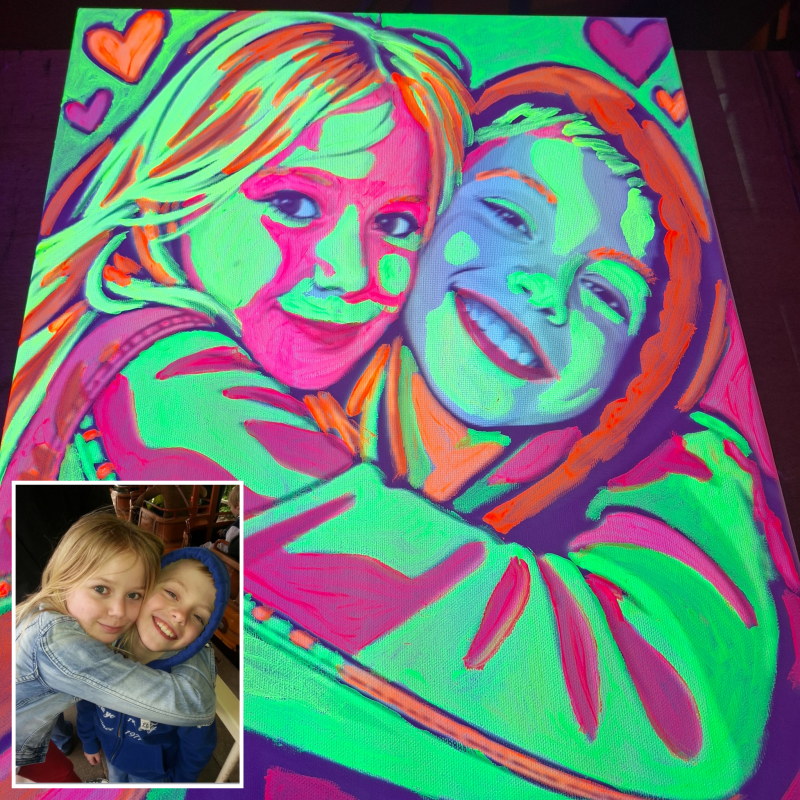 Fel neon schilderij van twee kinderen met hun originele foto linksonder