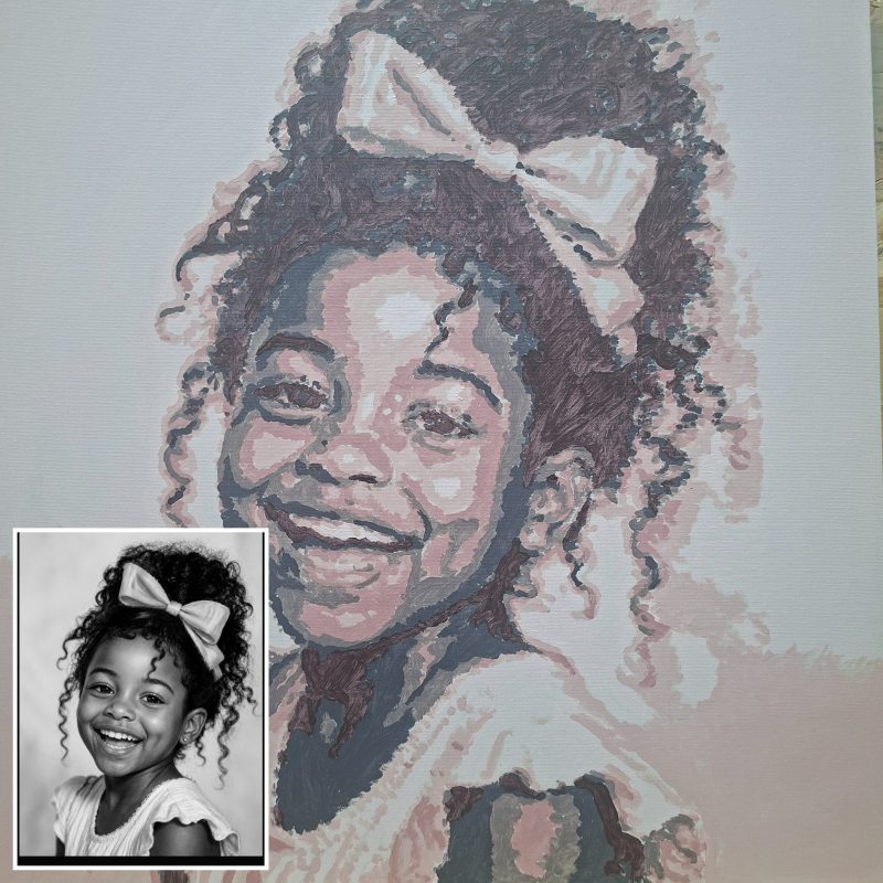 Geschilderd portret van een lachend meisje met strik met de originele zwart-witfoto linksonder