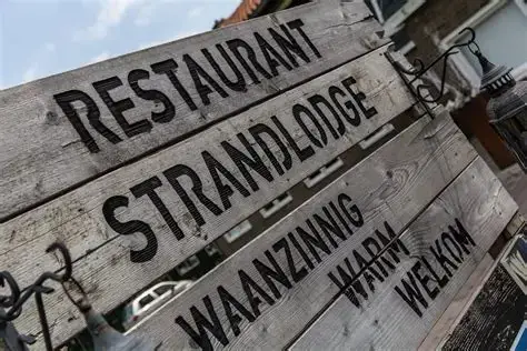 Houten wegwijzer bij LEV. by Mike en Strandlodge in Winterswijk
