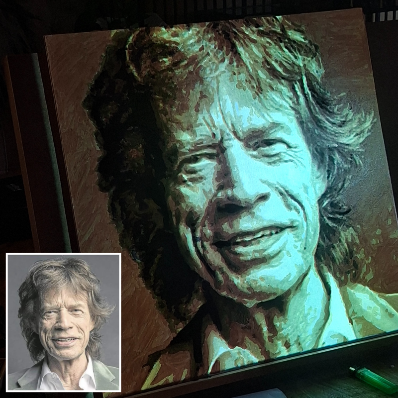 Geschilderd portret van een muzikant met de originele foto linksonder