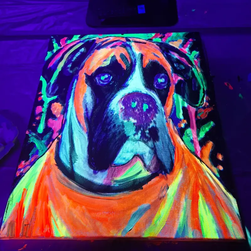 Neon hondenportret van een boxer, geschilderd tijdens een creatieve workshop bij THILS.