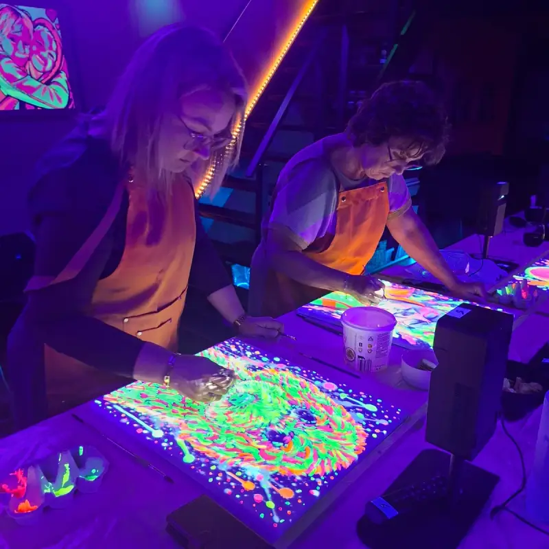 Deelnemer werkt aan een persoonlijk neonportret met projectie tijdens een THILS workshop in Lichtenvoorde.