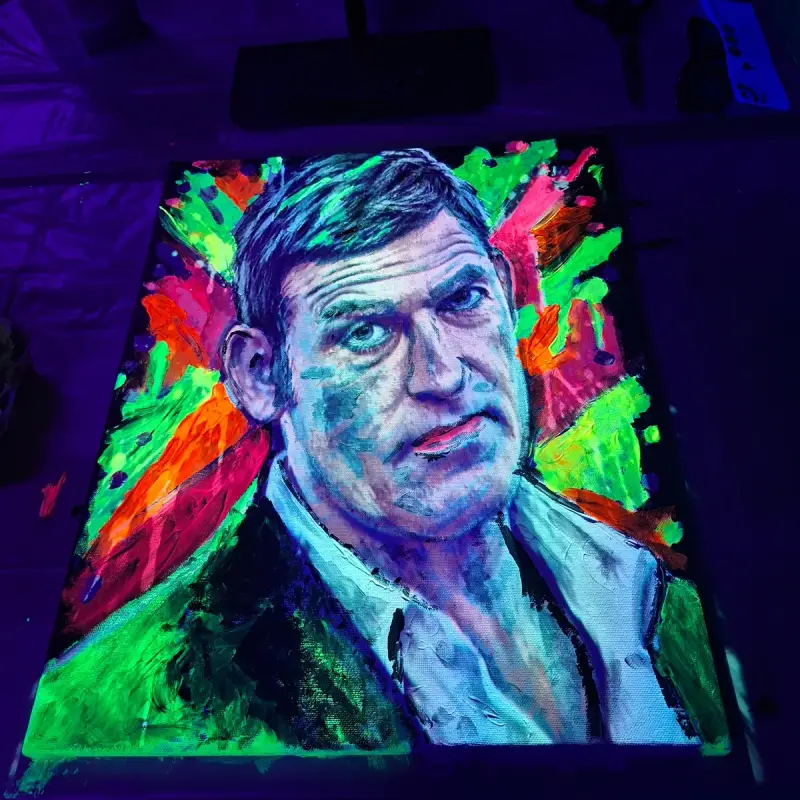 Persoonlijk neonportret van een man, geschilderd met fluorescerende kleuren tijdens een THILS workshop in Lichtenvoorde.