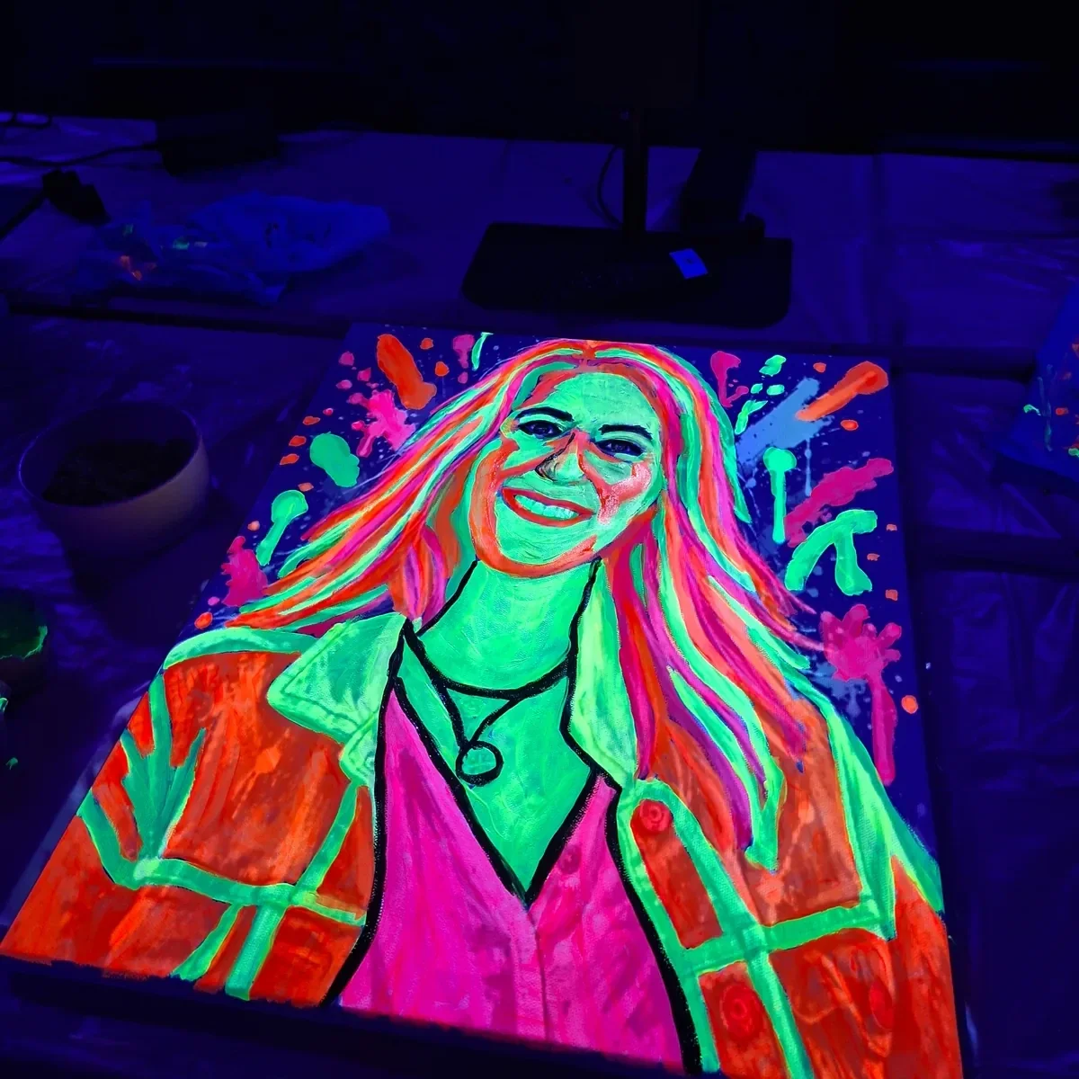 Persoonlijk neonportret van een vrouw, gemaakt met fluorescerende verf tijdens de Neon Pop-Art workshop bij THILS.