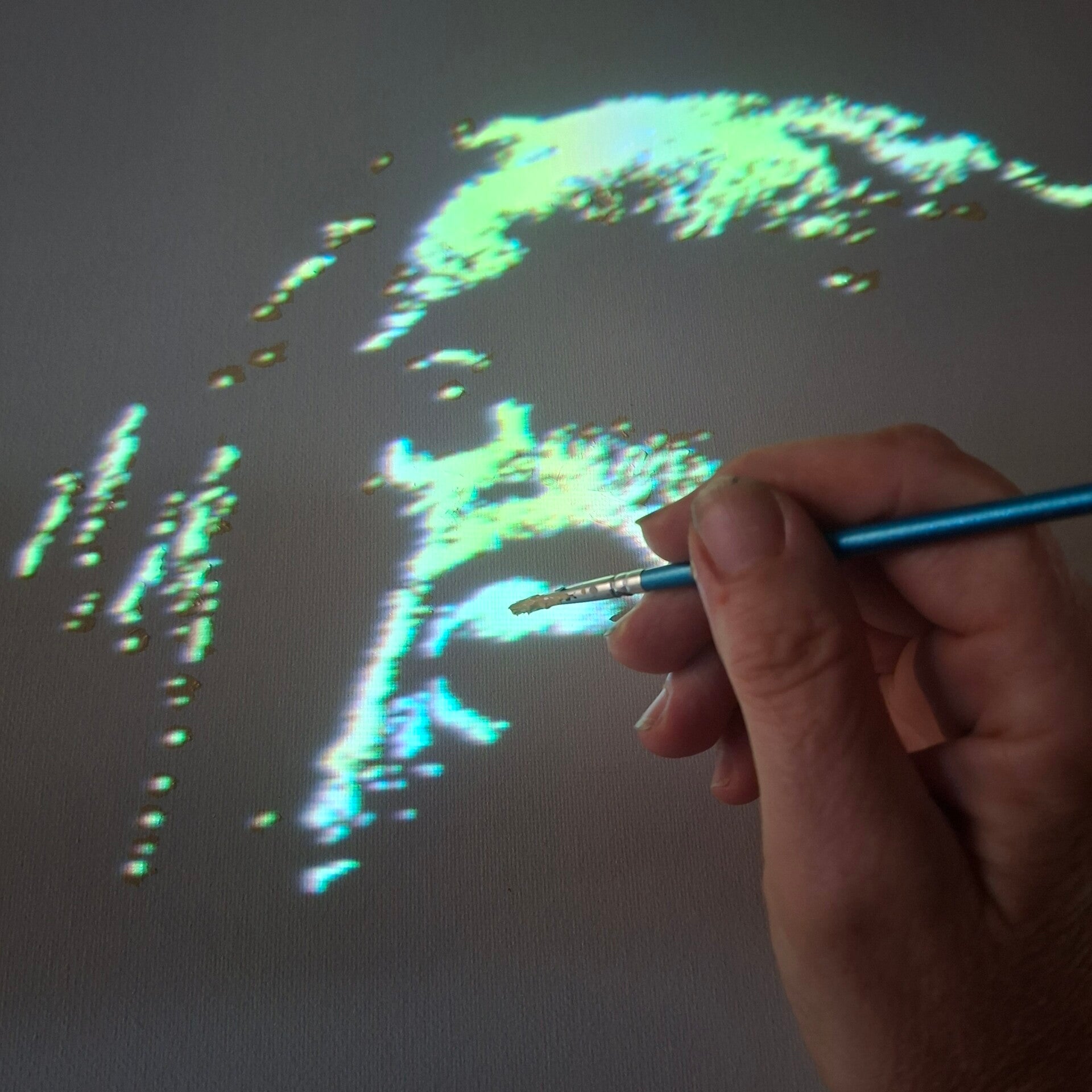 Hand schildert de details van een persoonlijk portret tijdens een workshop bij THILS in Lichtenvoorde