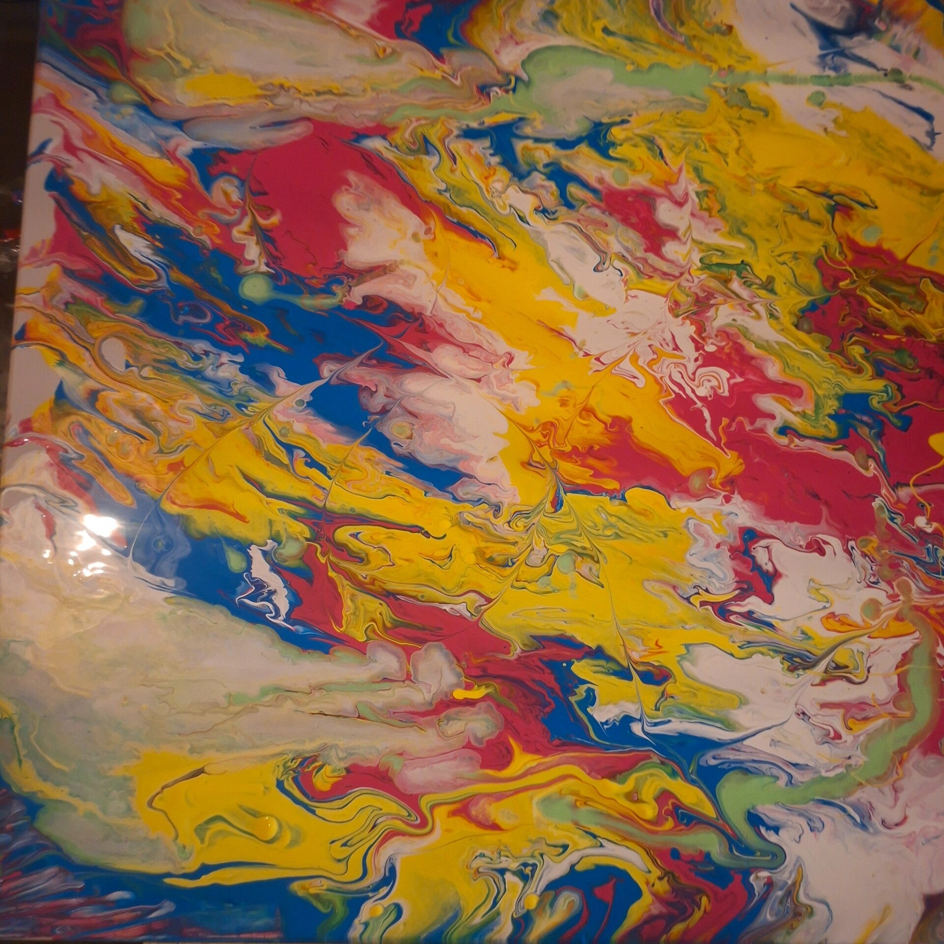 Kleurrijk pouring schilderij gemaakt tijdens de Pouring Workshop van THILS in Lichtenvoorde