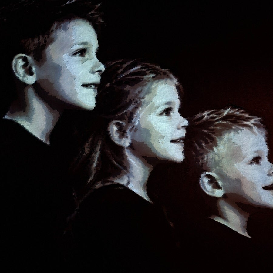 VULLOW-familieportret van drie kinderen in zijaanzicht, trapsgewijs geschilderd tegen een zwarte achtergrond tijdens de workshop Zij aan Zij – Voor Altijd bij THILS in Lichtenvoorde.