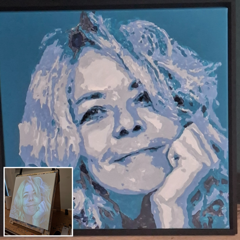 Geschilderd vrouwenportret in verschillende blauwtinten met voorbeeldfoto linksonde