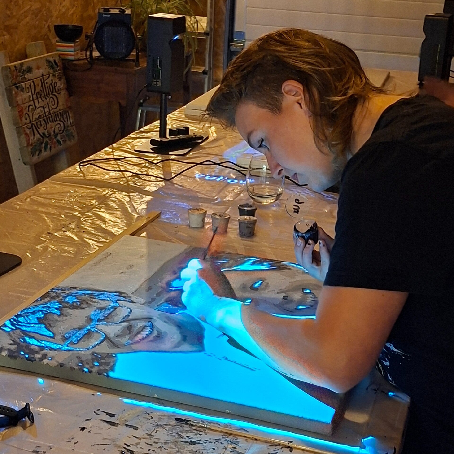 Deelnemer schildert een persoonlijk dubbelportret met de VULLOW-projectietechniek tijdens een workshop bij THILS in Lichtenvoorde.