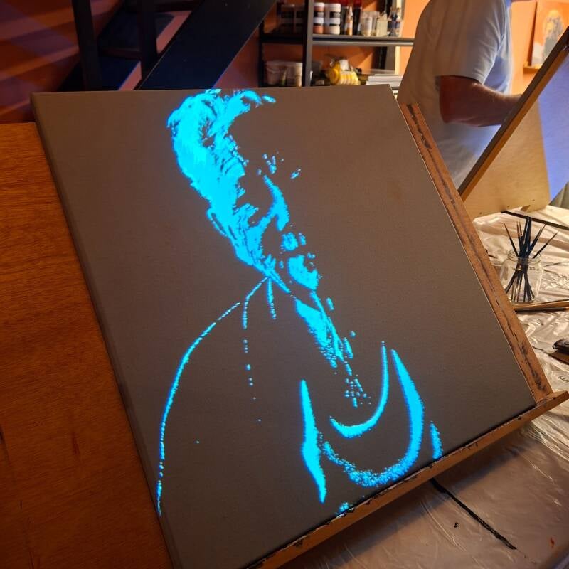 Persoonlijk portret van een oudere vrouw in opbouw, met blauwe projectielijnen van de VULLOW-schildertechniek bij THILS in Lichtenvoorde.