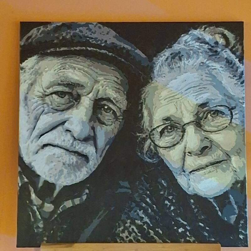 Voltooid VULLOW-schilderij van opa en oma in grijstinten, met zwarte achtergrond, bij THILS in Lichtenvoorde.