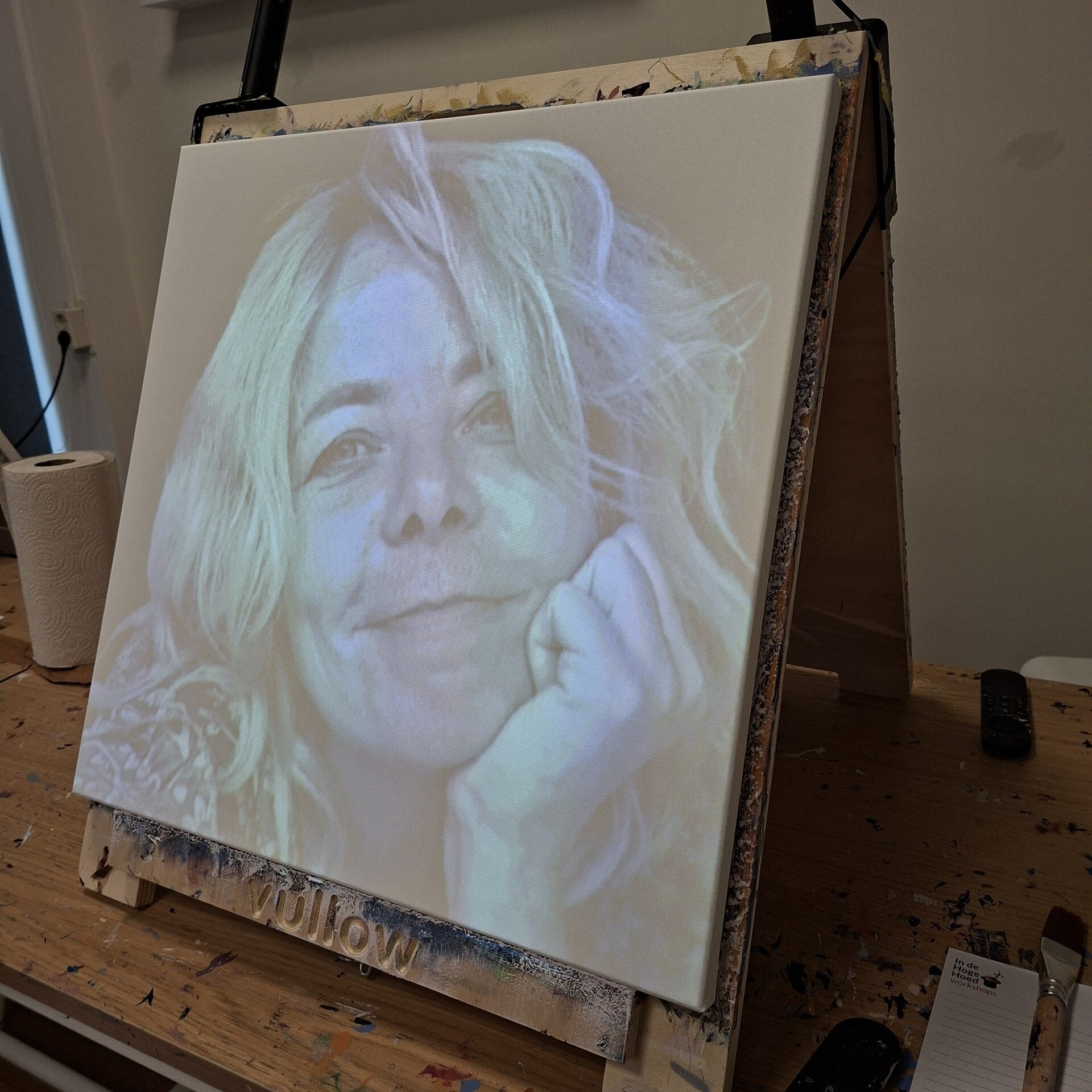 Persoonlijke foto geprojecteerd in lichtlagen op het doek tijdens de VULLOW schilderworkshop