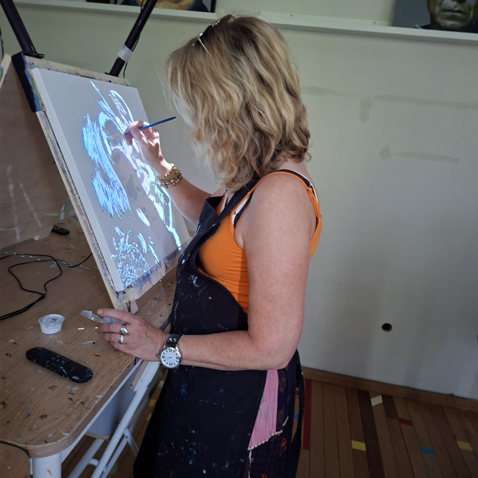 Deelnemer schildert een persoonlijk portret met geprojecteerde lichtlagen tijdens een VULLOW workshop