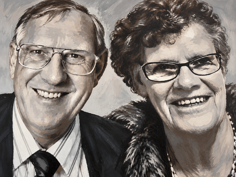 Twee lachende mensen met een bril, weergegeven als dubbelportret met de VULLOW-schildertechniek bij THILS Workshops & Creaties. Kopiëren