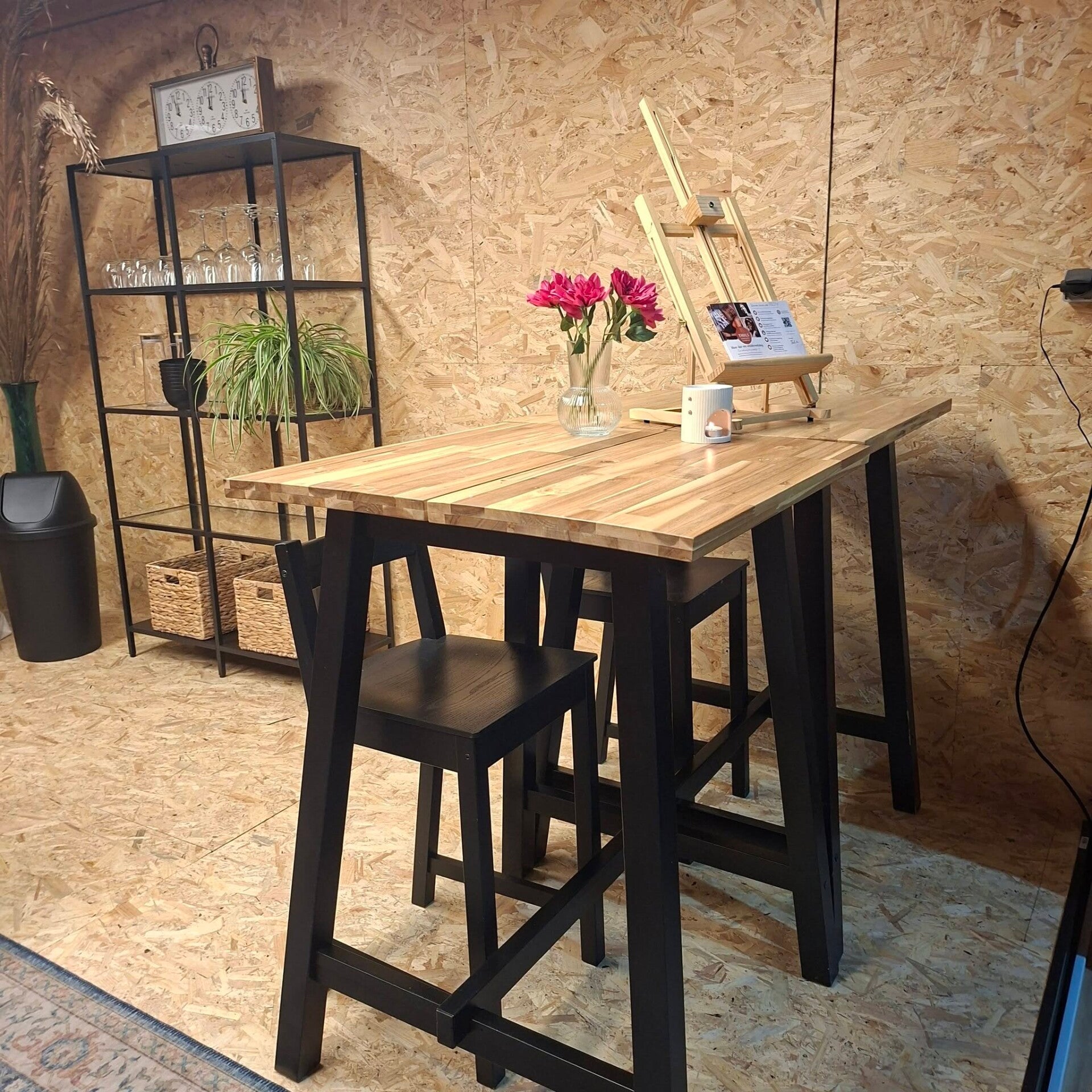 Werktafel in het atelier van THILS voor kleine creatieve workshops in Lichtenvoorde