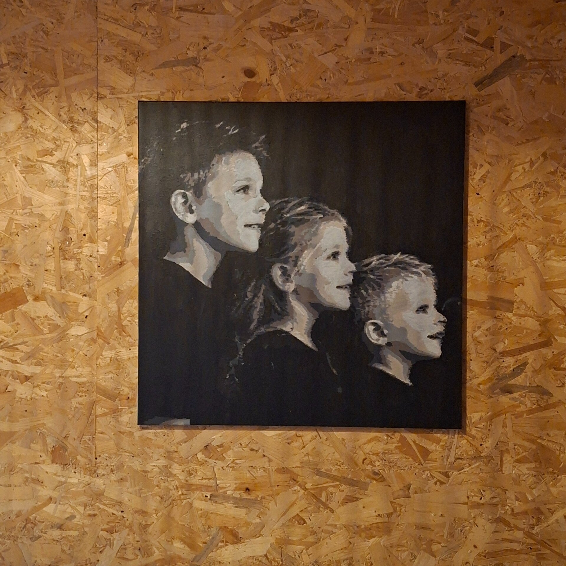 amilieportret met drie gezichten in zijaanzicht, achter elkaar geschilderd in grijstinten op een doek van 70 × 70 cm tijdens de VULLOW-workshop bij THILS in Lichtenvoorde.