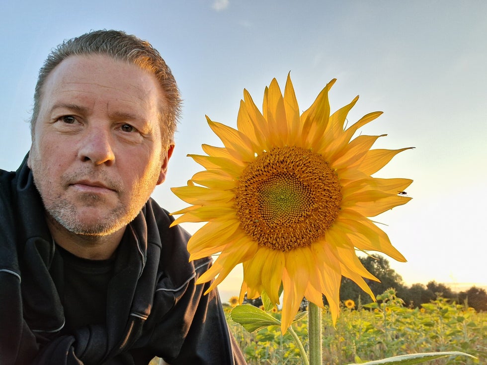 Bjorn De Wilde Met zonnebloem,
