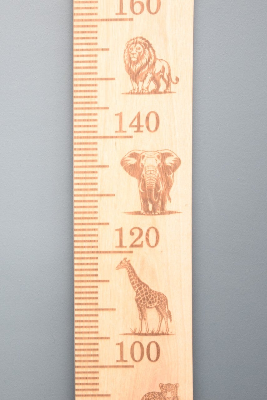 Houten groeimeter voor de kinderkamer met gegraveerd jungle-thema en naam, gemaakt van duurzaam eikenhout.