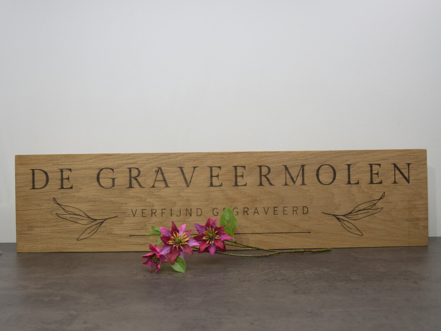 Gegraveerd eikenhouten gevelbord met tekst in reliëf