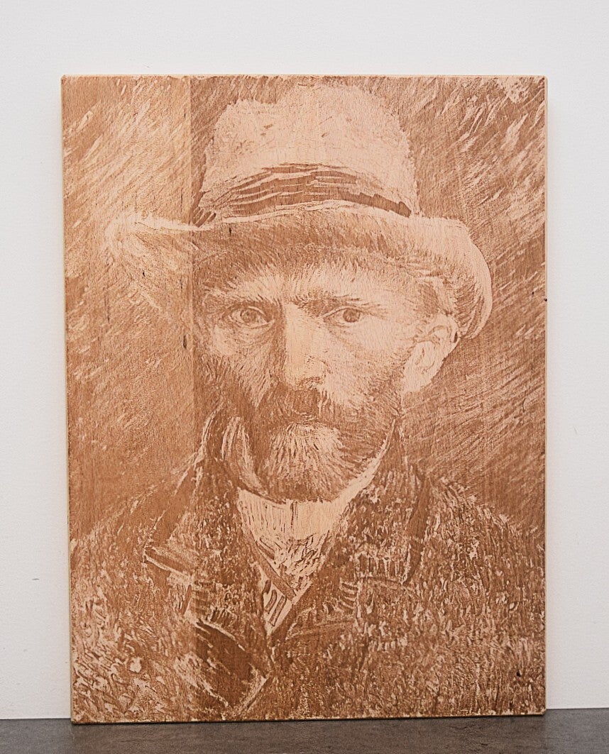 Grote eikenhouten borrelplank van 40x30 cm met gedetailleerde kunstgravure van een Grootmeester