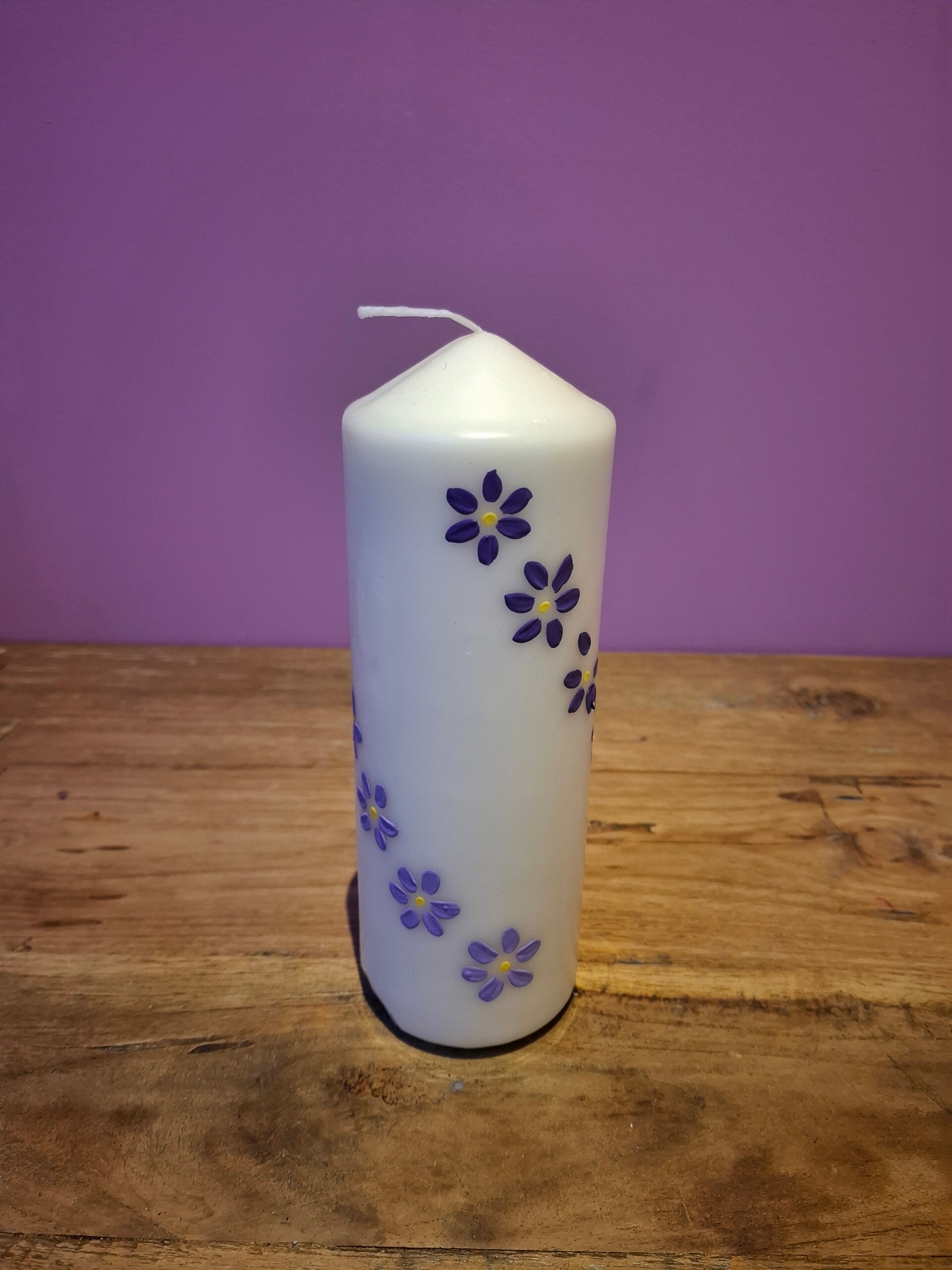 Hoge kaars paarse bloemen