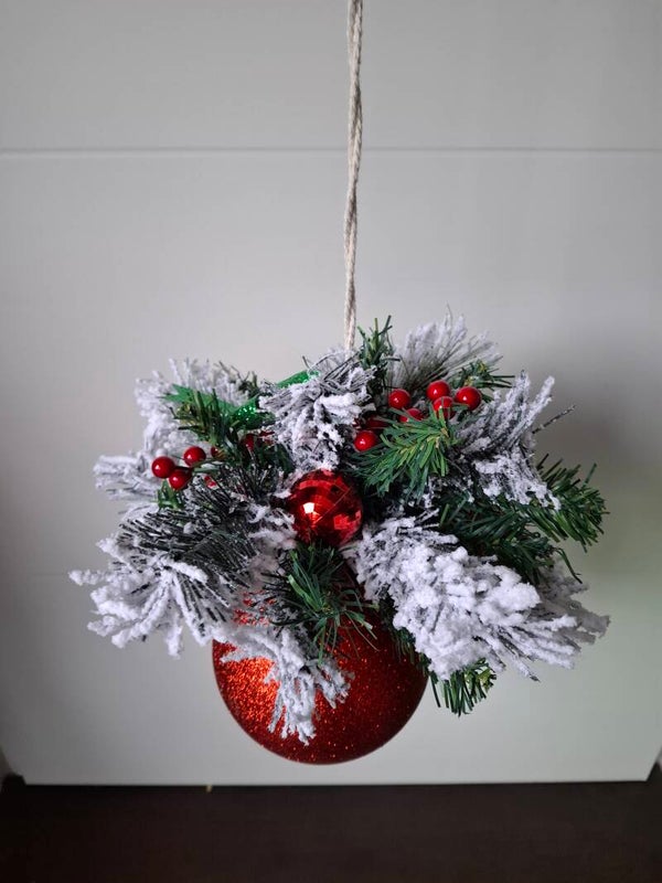 Grote kerstbal + kerststukje