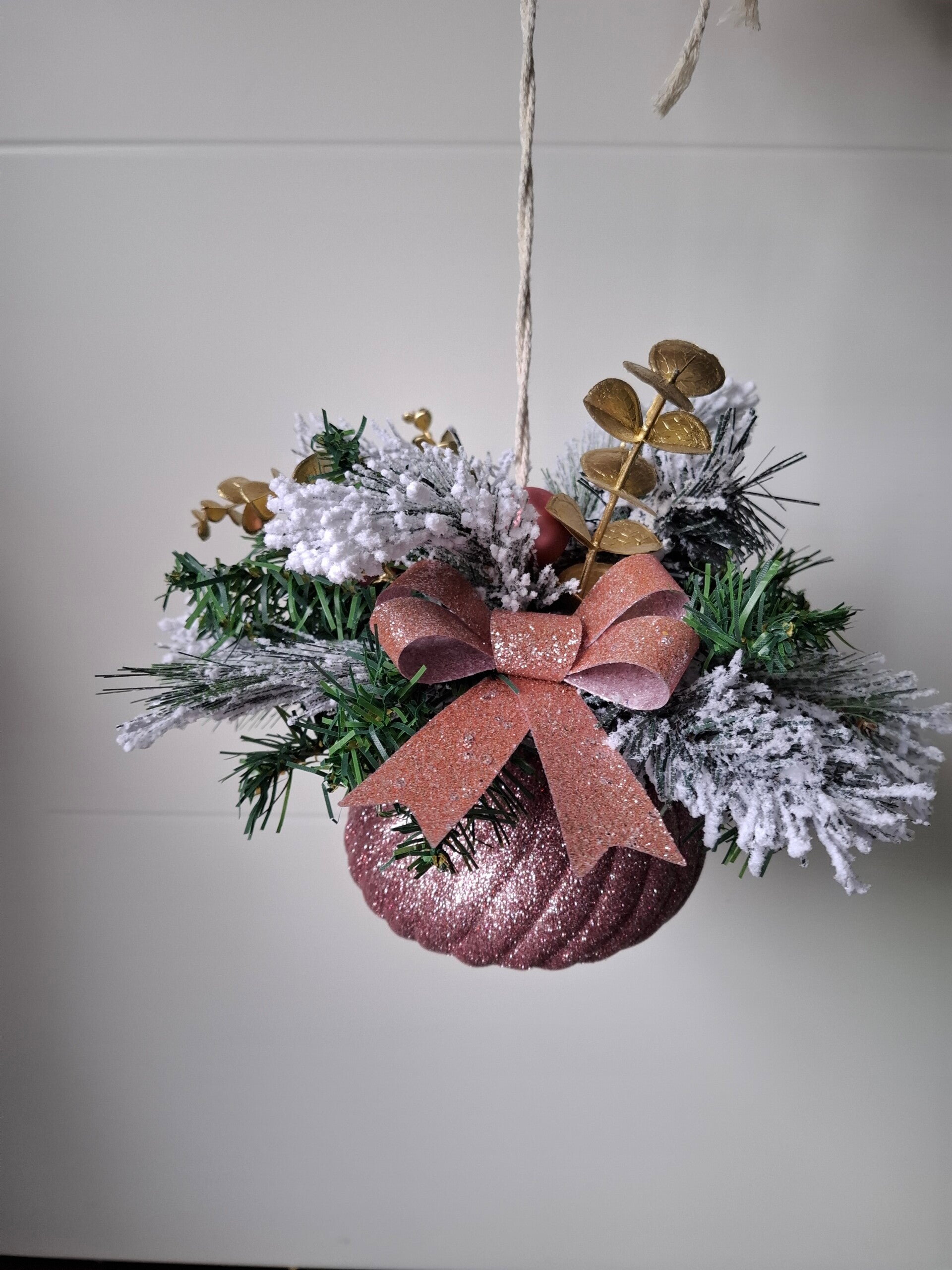 Grote kerstbal + kerststukje