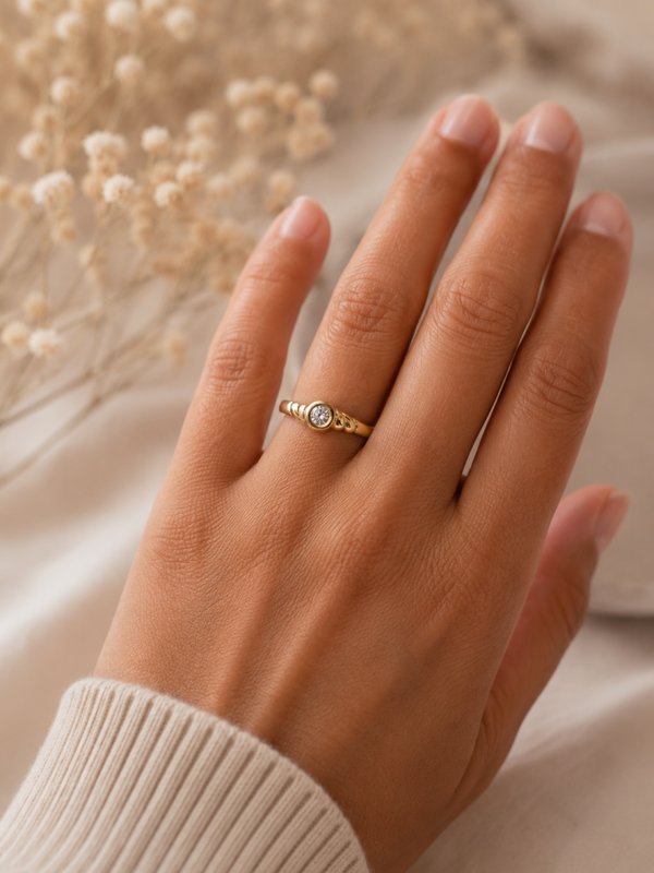 Klassieke 14 Karaat Gouden Ring met 0,15 Karaat Diamant Art. KJ-922