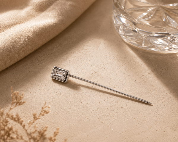 14 karaat witgouden dasspeld met baguette geslepen diamant Art.SPOR-004
