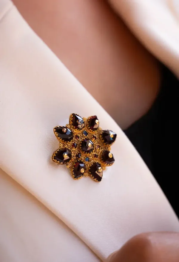 Antieke 14 Karaat Geelgouden Broche met Granaten – Filigrain Vakmanschap in een Uniek Sieraad